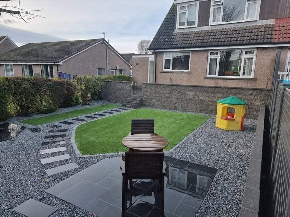 Artificial grass, stepping stones and gravel in the same garden