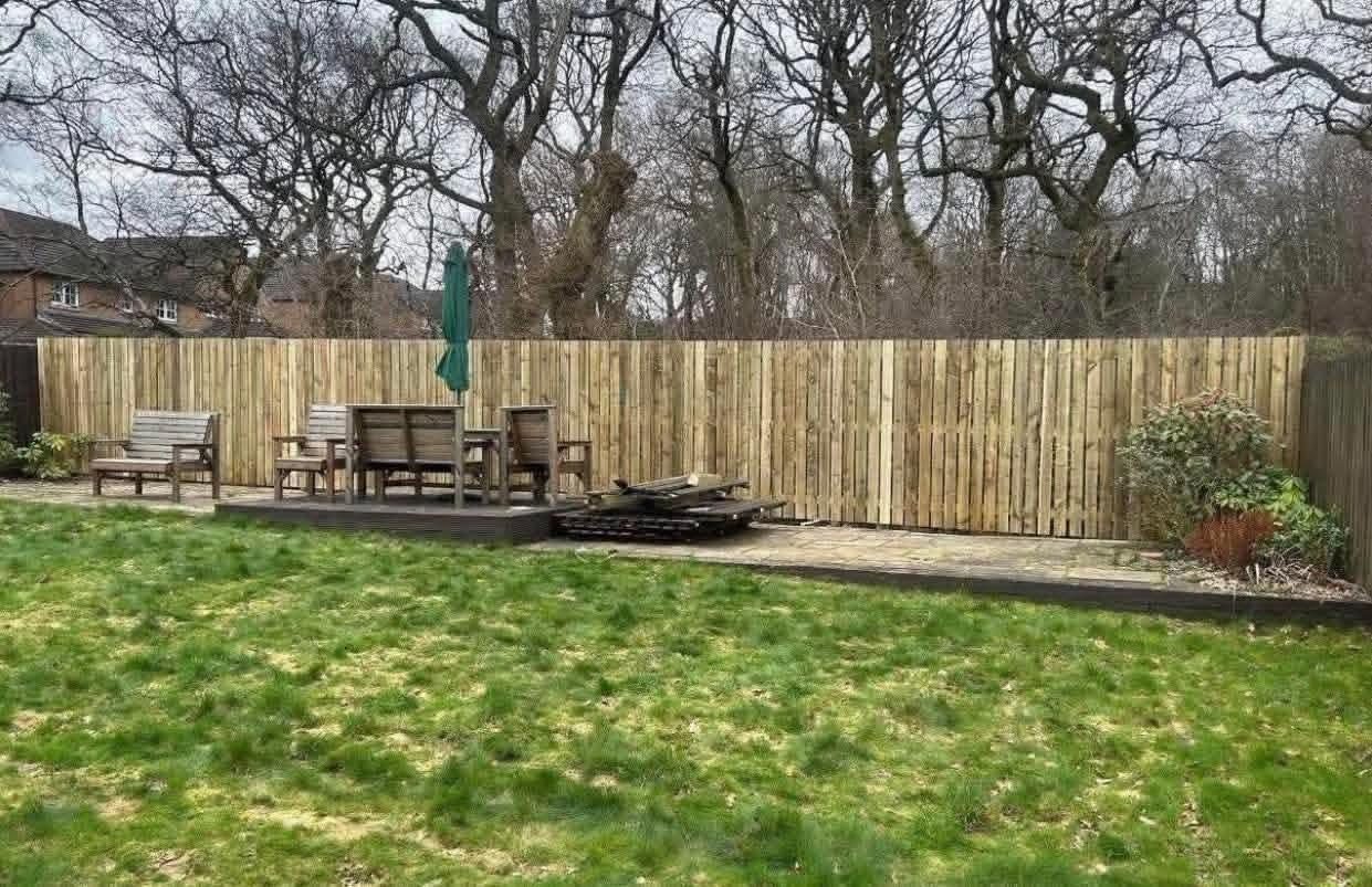 New closeboard fence behind the same seating area