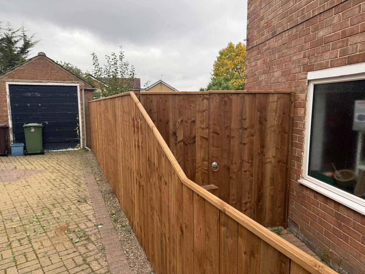 New stepped featheredge fence in the same side passage