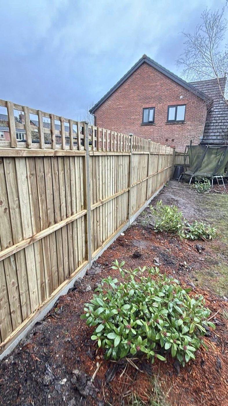 New close-board fence with a lattice top and concrete gravel boards