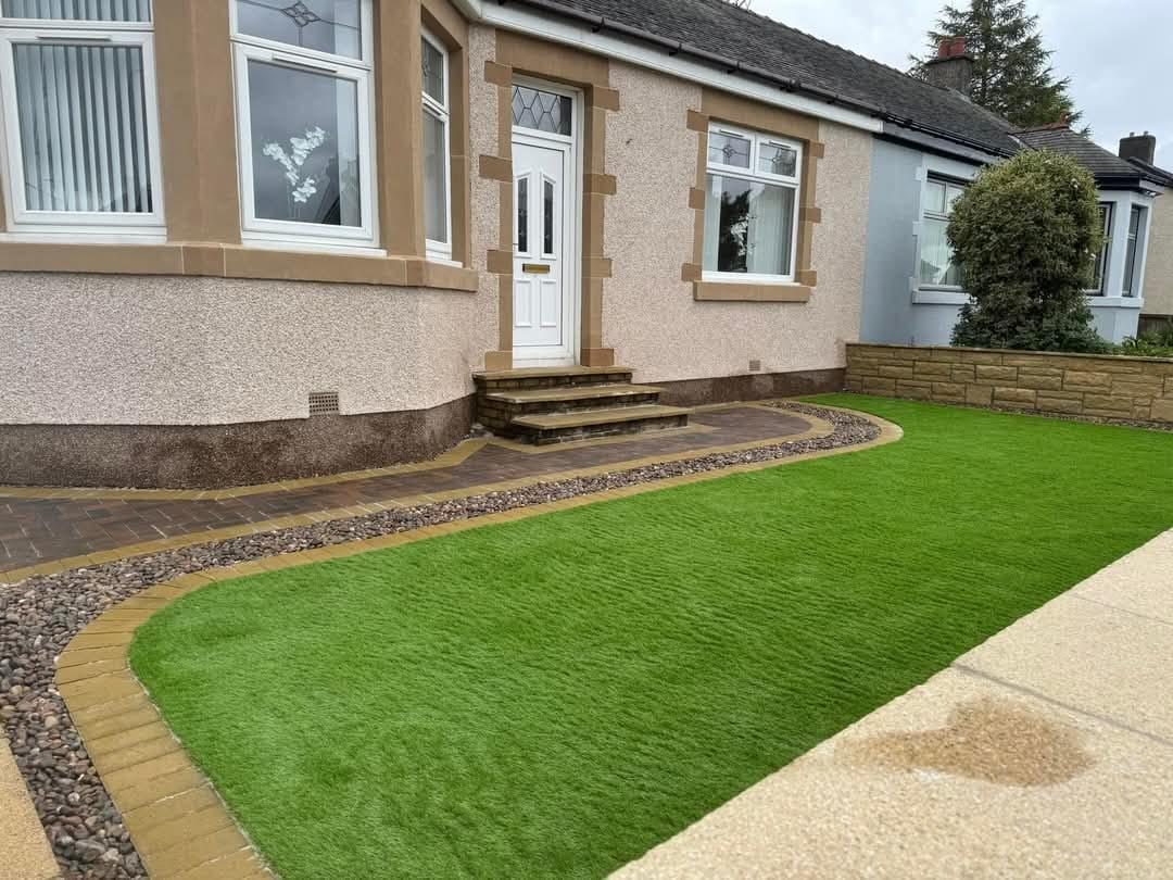 Artificial grass lawn with a curved block edge at the same bungalow